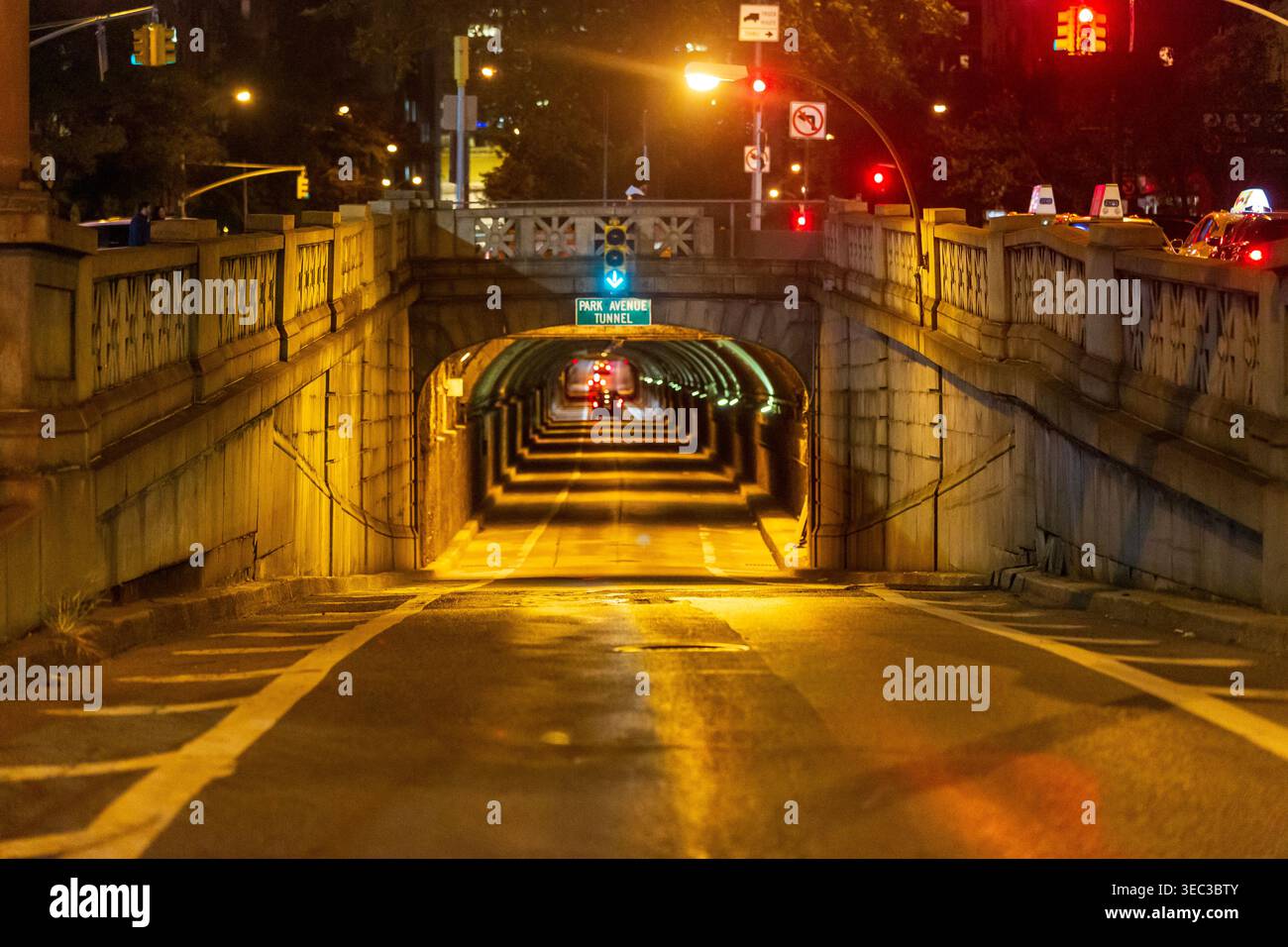 Nuit One point vue en perspective du tunnel Park Avenue à Manhattan, New York City regardant vers le nord dans le tunnel de la 33rd Street avec peu de trafic. Banque D'Images