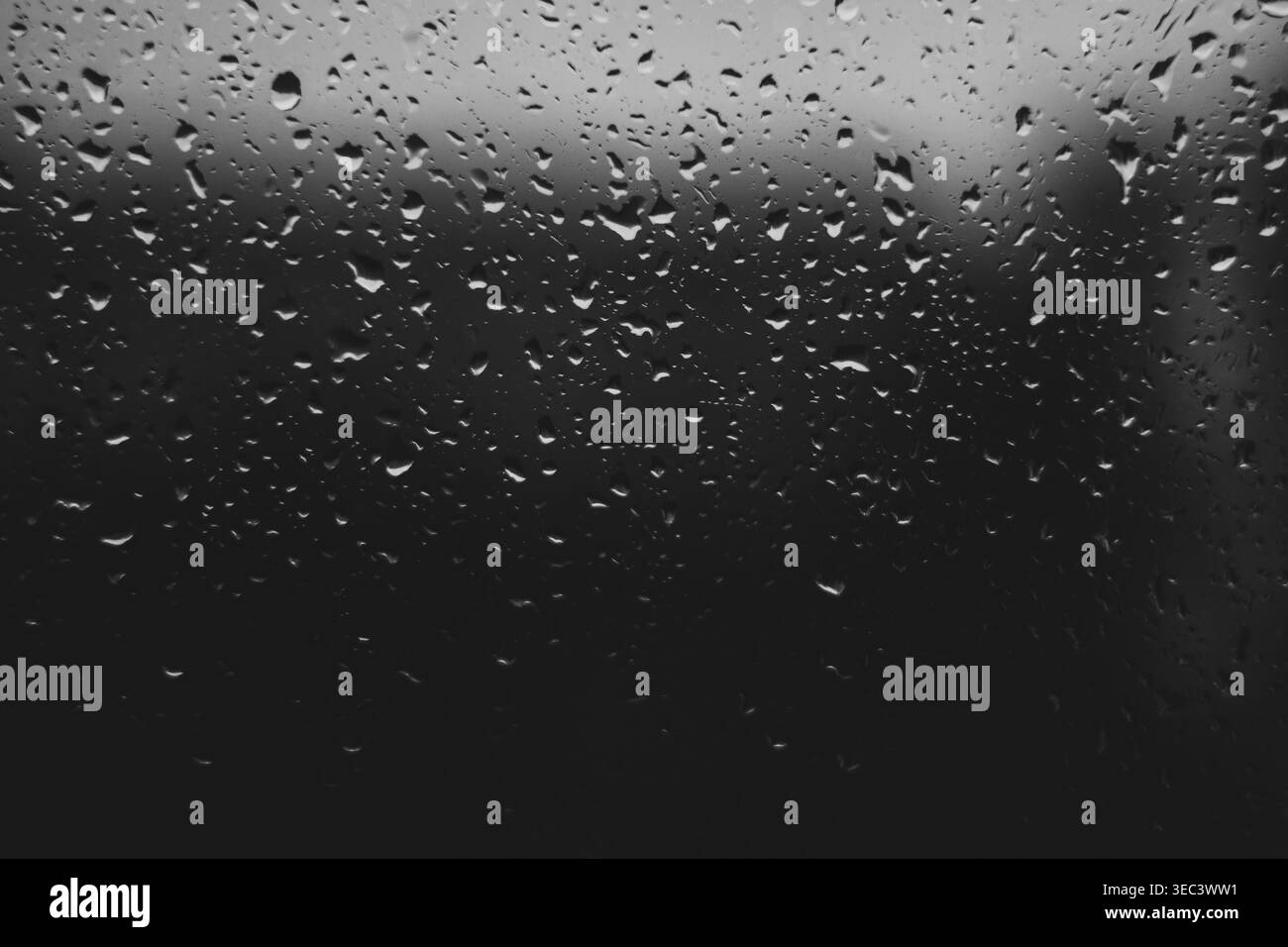 Gouttes d'eau de pluie sur le fond de verre de fenêtre Banque D'Images