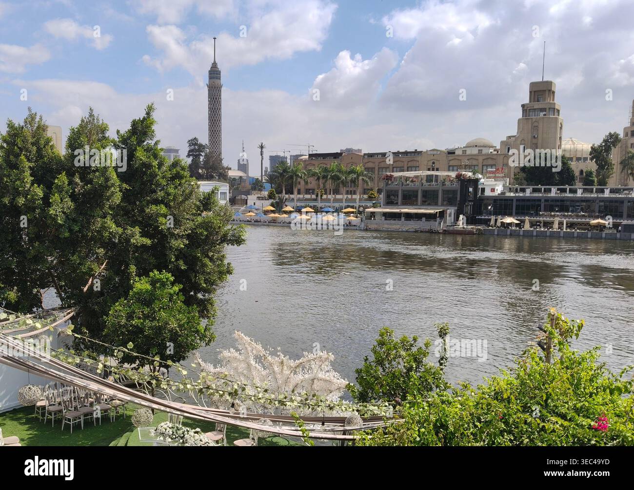 Dokki, le Caire, le 27 avril 2026 : à l'intérieur de la scène ElNile élégant lieu de mariage surplombant le Nil avec le fond de la Tour du Caire, Egypte. - Image de stock capturée avec un smartphone
