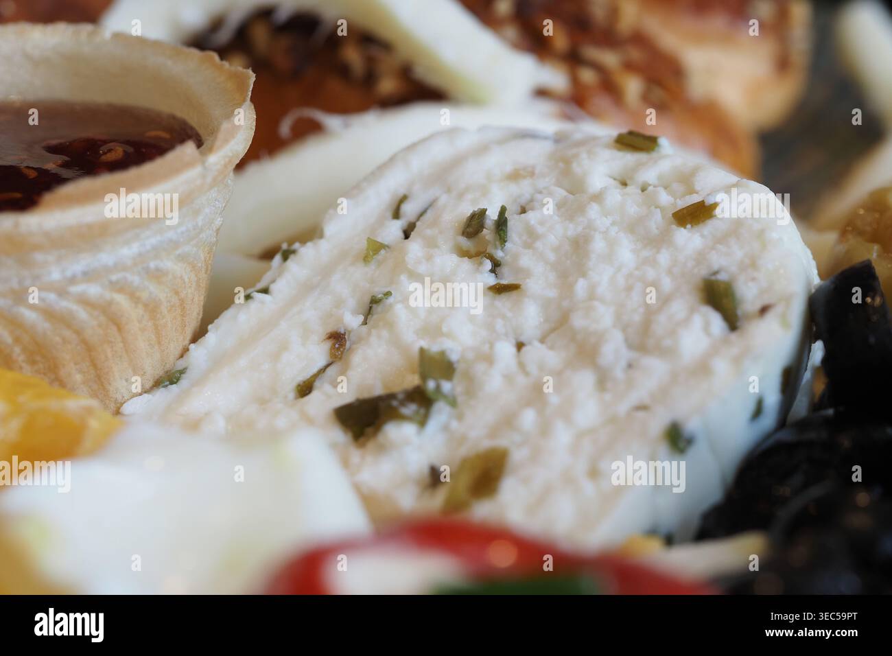 Fromage servi avec des fruits et des pâtisseries à une table de buffet Banque D'Images