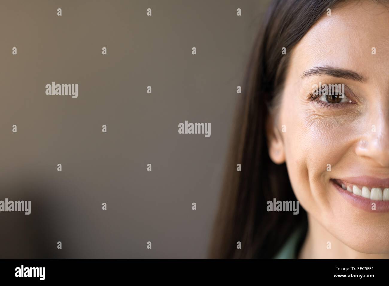 Portrait demi-visage d'une femme adulte des années 30 souriant à la caméra Banque D'Images
