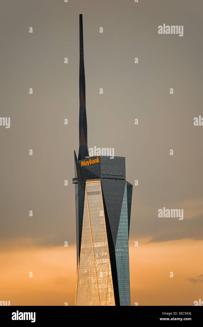 Kuala Lumpur, Malaisie - 15 avril 2026 : vue du 2ème plus haut bâtiment du monde PNB 118 avec le logo Maybank. Voyage Malaisie Banque D'Images