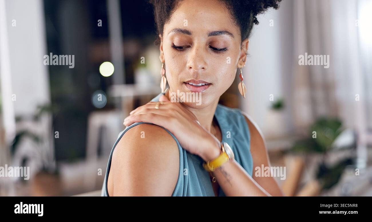 Nuit, femme et fatigue au bureau avec douleur à l'épaule, mauvaise posture ou date limite pour le projet de marketing. Tard, bokeh et personne en affaires avec muscle Banque D'Images