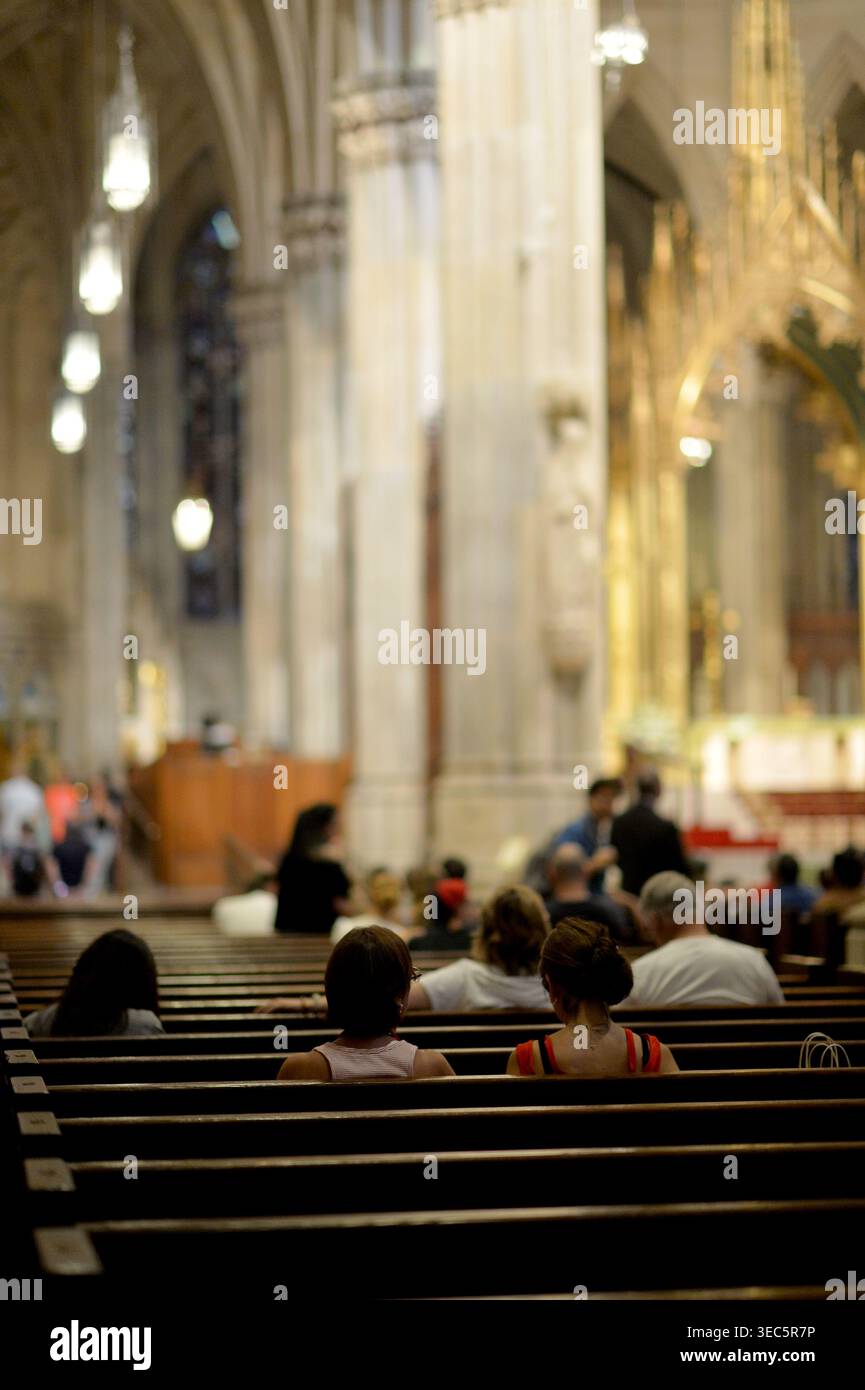 Messe du soir à la cathédrale de New York avec organiste dirigeant la Congrégation de New york Banque D'Images