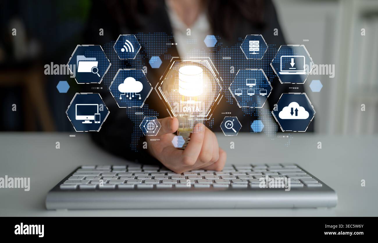 Cloud Computing, stratégie Cloud et technologie Cloud transformant l'infrastructure numérique avec des services évolutifs, un stockage sécurisé des données et des solutions basées sur le Cloud Banque D'Images