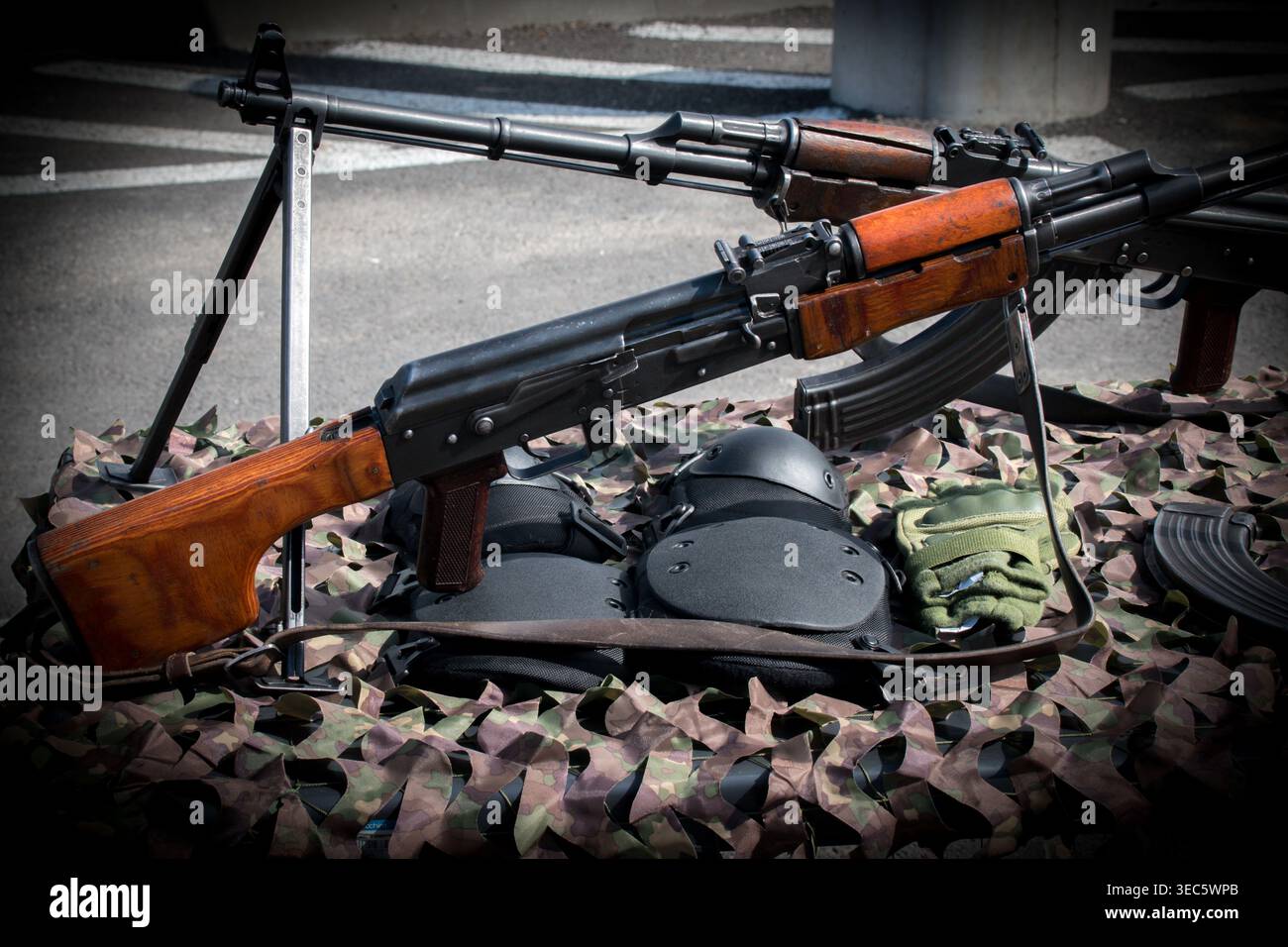 Un fusil d'assaut est une arme à feu sélective, peut tirer à la fois semi-automatique et automatique. Banque D'Images