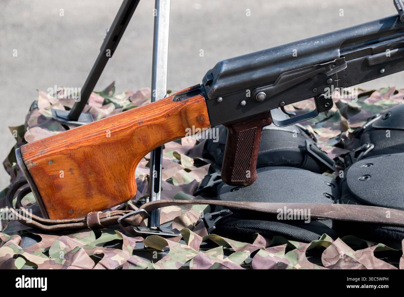 Un fusil d'assaut est une arme à feu sélective, peut tirer à la fois semi-automatique et automatique. Banque D'Images