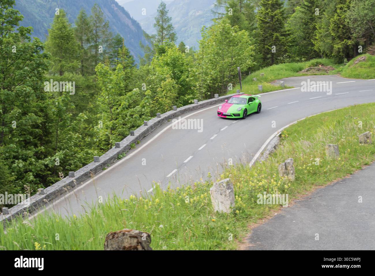 Voiture de sport verte de luxe sur la route alpine sinueuse Grossglockner en Autriche. Banque D'Images