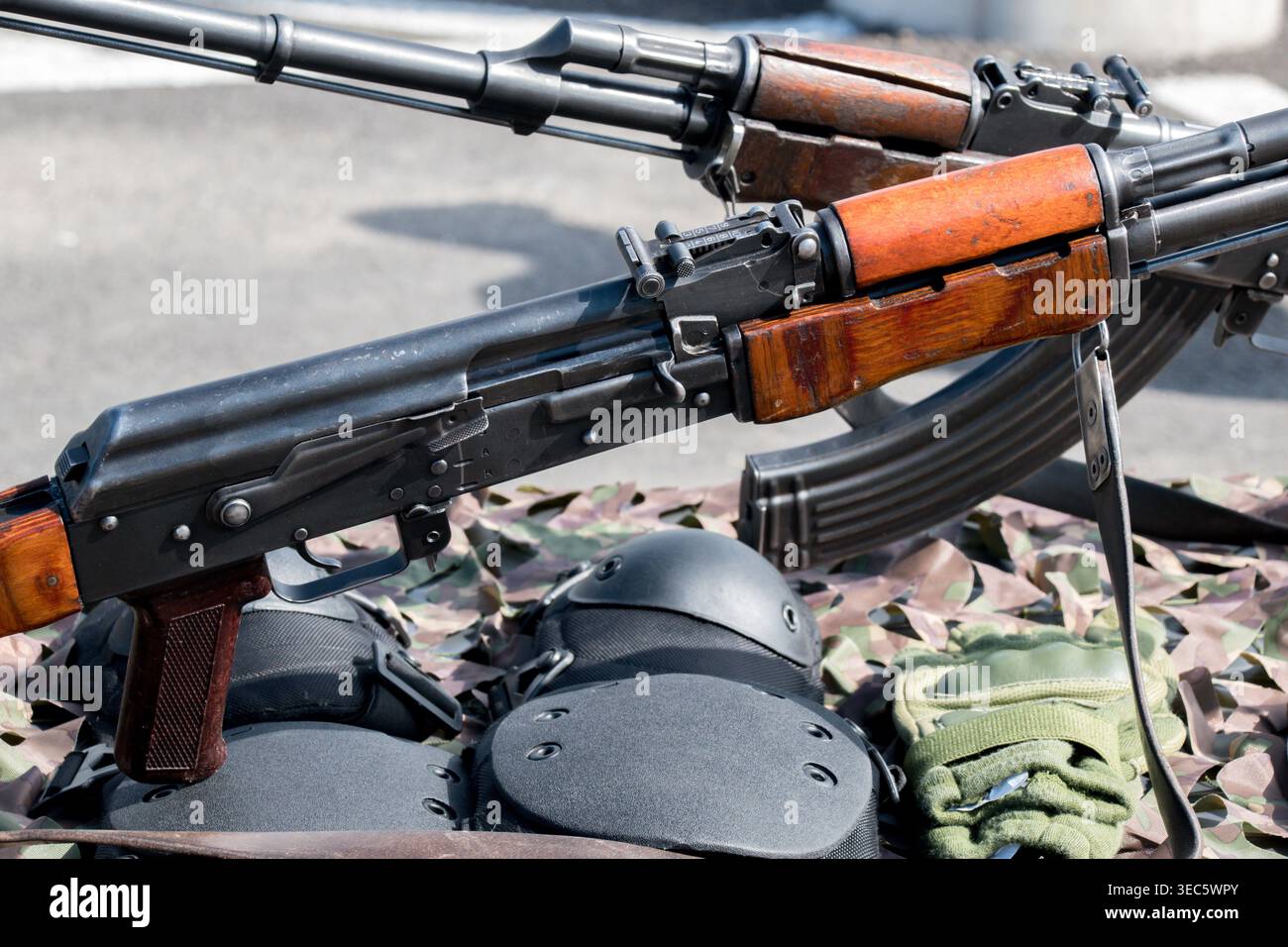 Un fusil d'assaut est une arme à feu sélective, peut tirer à la fois semi-automatique et automatique. Banque D'Images