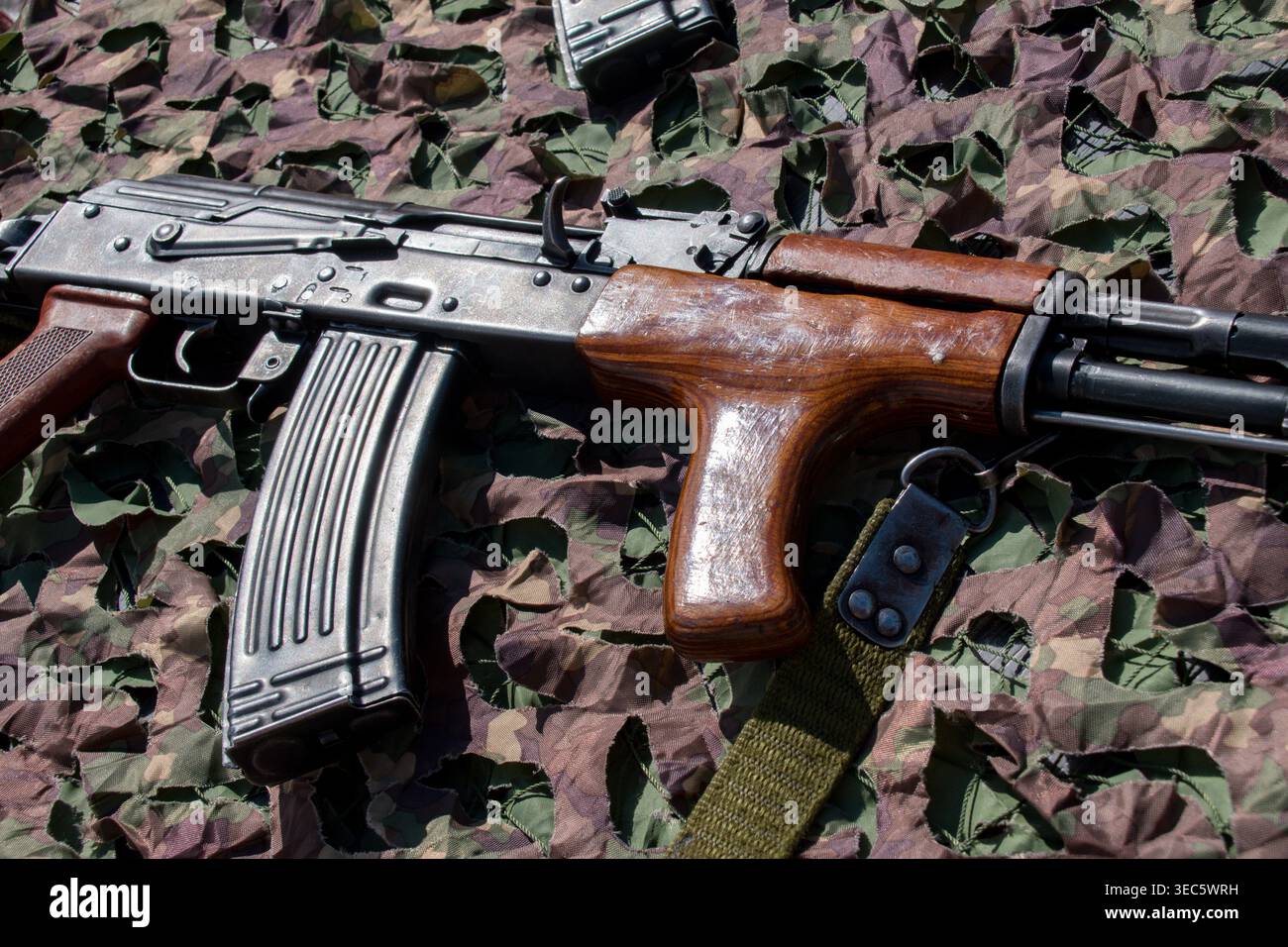 Un fusil d'assaut est une arme à feu sélective, peut tirer à la fois semi-automatique et automatique. Banque D'Images