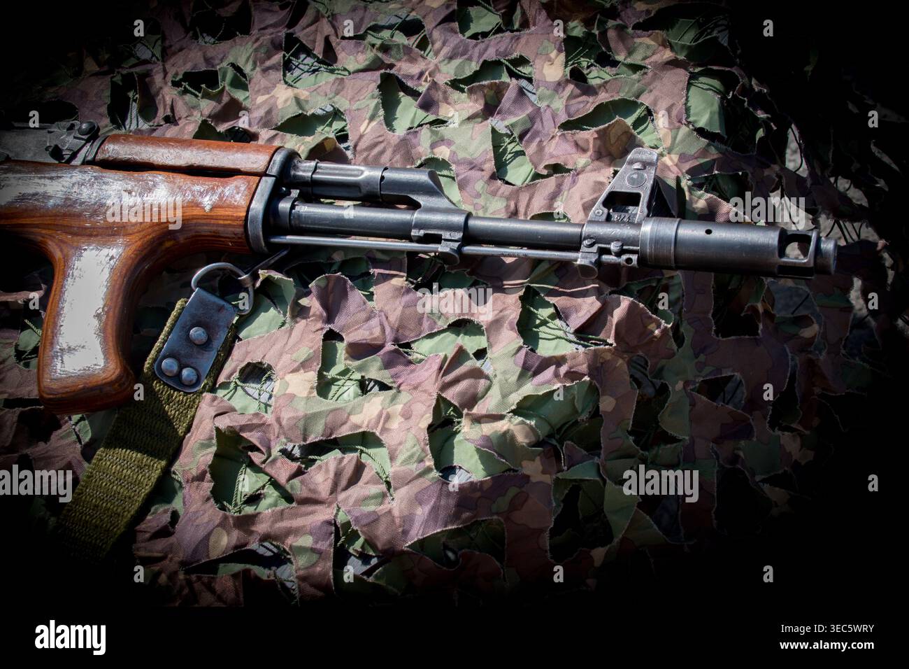 Un fusil d'assaut est une arme à feu sélective, peut tirer à la fois semi-automatique et automatique. Banque D'Images