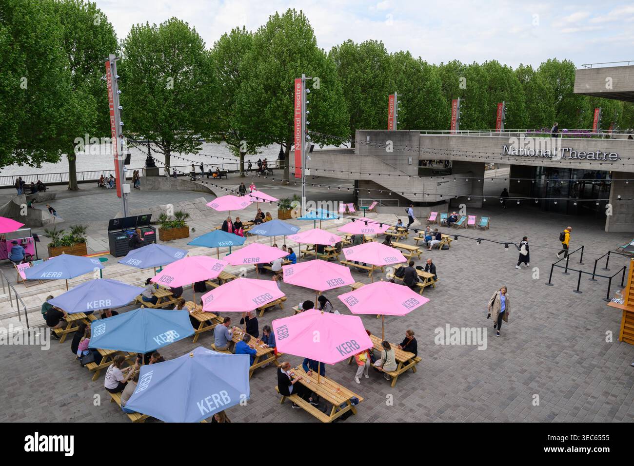 Coin repas en plein air sur la place du Théâtre devant le Théâtre National, Southbank, Londres, Royaume-Uni. 27 avril 2026 Banque D'Images