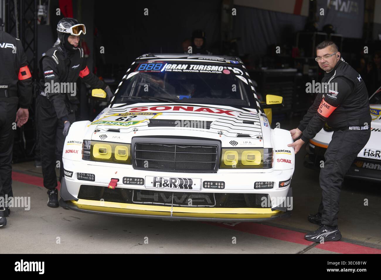 Un HWA-Evo devant le début des qualifications pour la course de 24h sur la piste de Nuerburgring dans la voie des stands. Nuerburg, Rhénanie-Palatin Banque D'Images