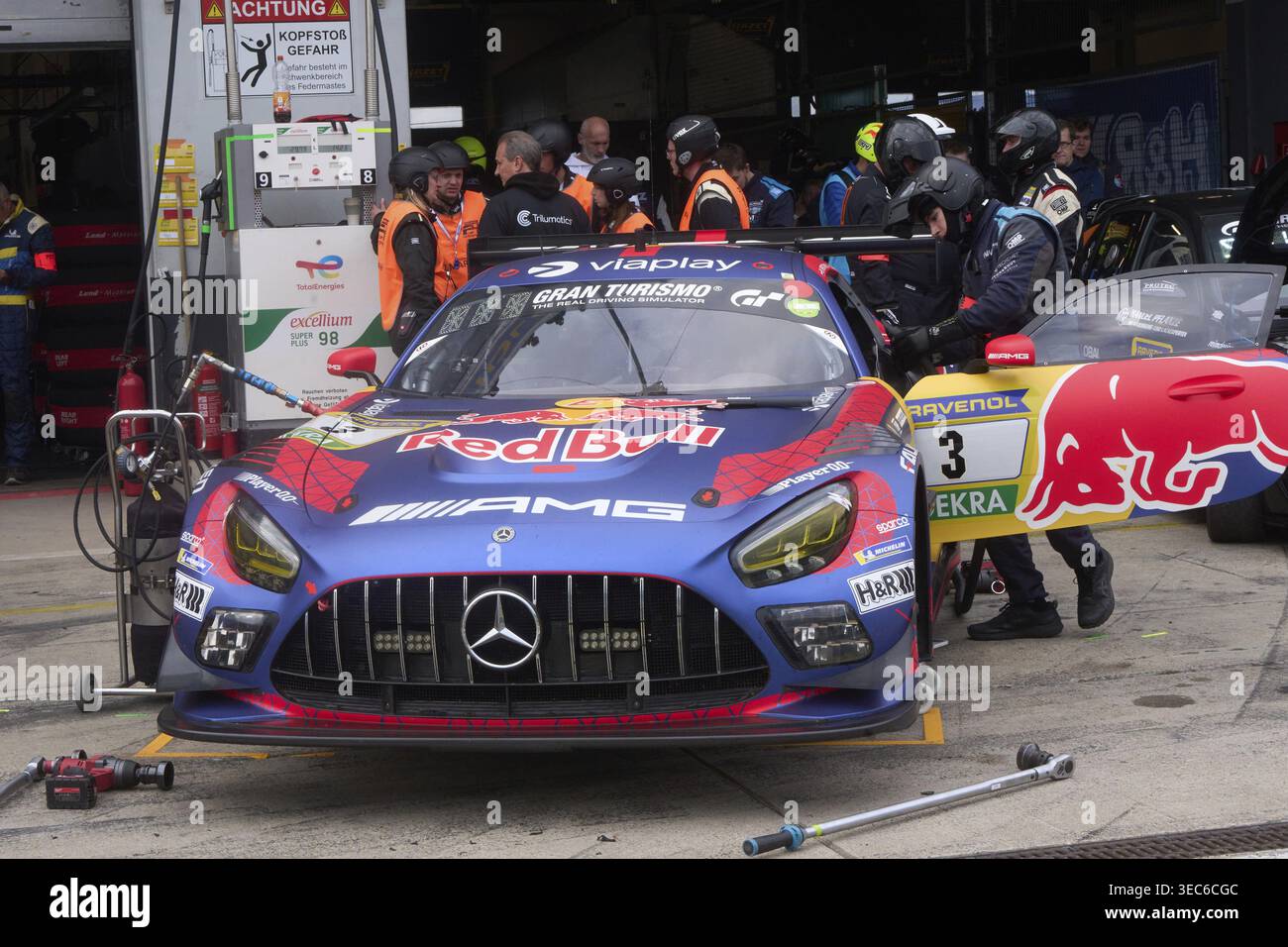 L'AMG GT3 de Max Verkappen dans la voie des stands avant le début des qualifications pour la course de 24 heures sur le circuit de Nuerburgring. Nuerburg, RHI Banque D'Images
