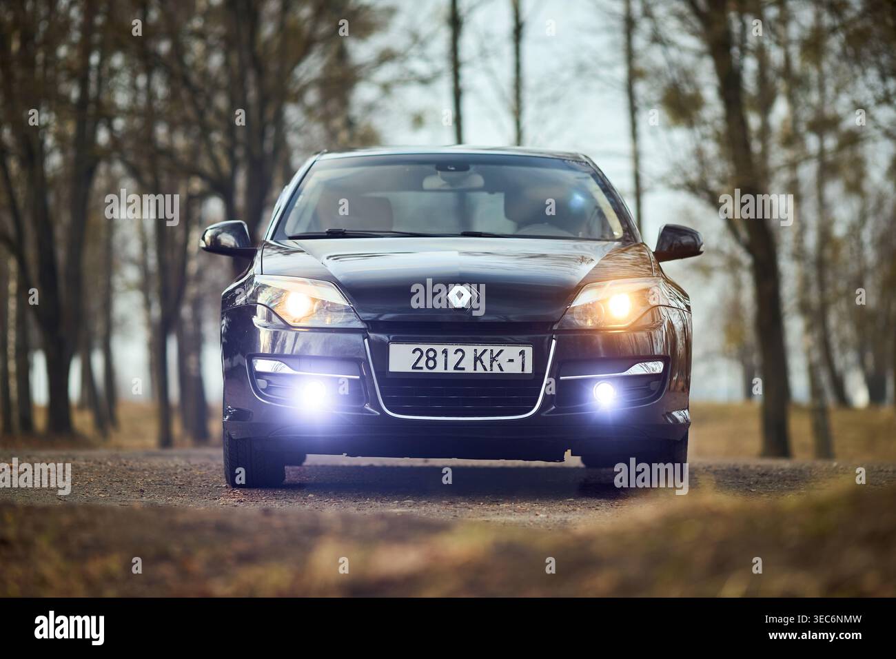 Minsk, Biélorussie - 17 mars 2026 : Renault Laguna III 3ème génération 1,5 dCi restyling voiture liftback garée dans la rue en vue de face printanière. Banque D'Images