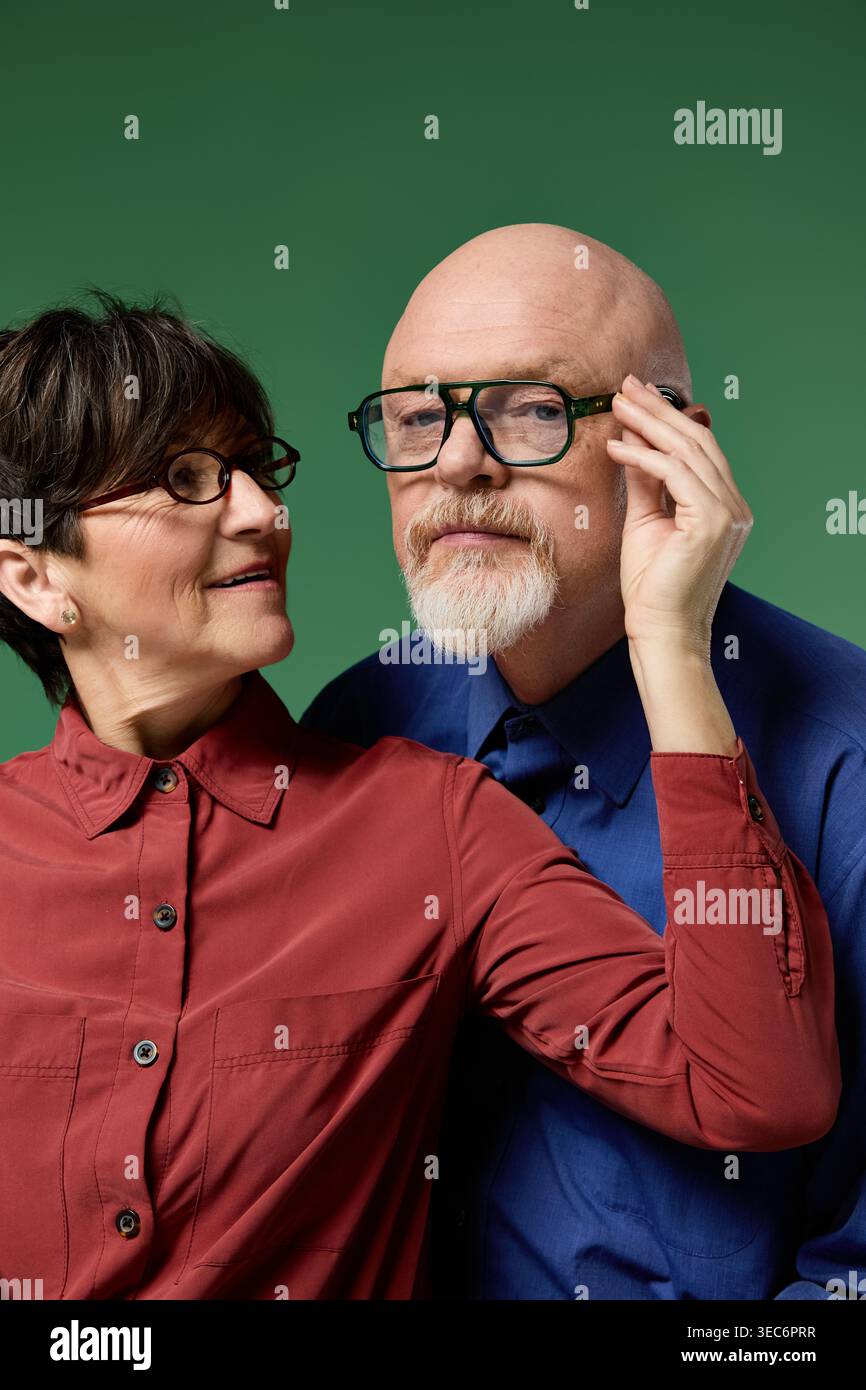 Un couple âgé joyeux partage un regard aimant, célébrant leur profonde connexion et affection. Banque D'Images