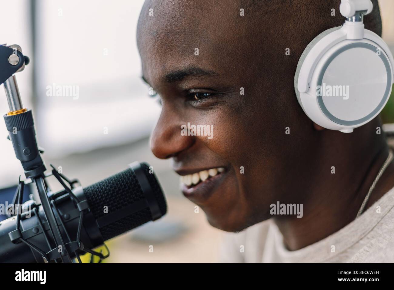 Jeune créateur de contenu africain diffusant un épisode de podcast Banque D'Images