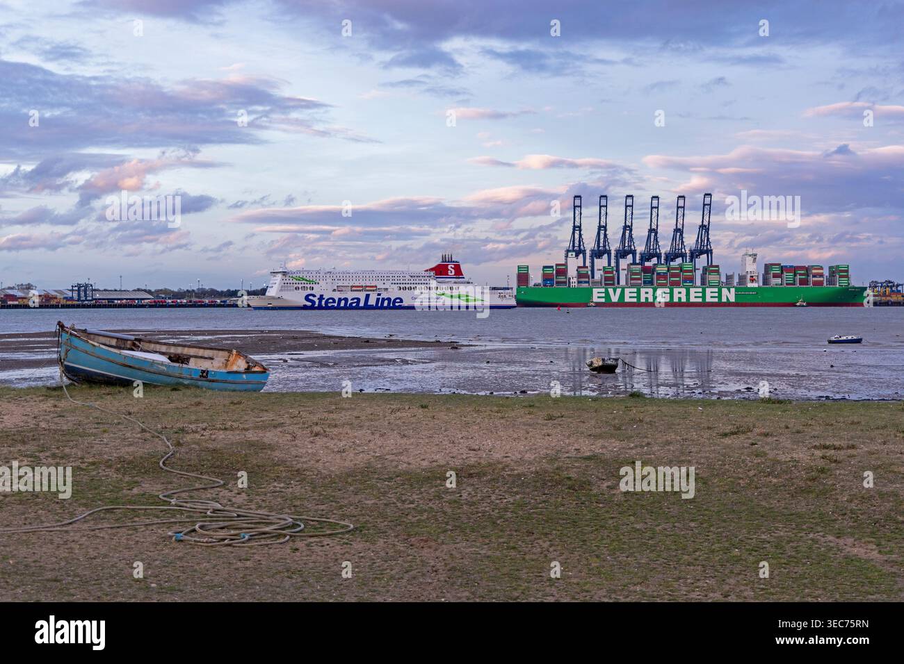 Stena Line Ferry passant le port de Felixstowe, Harwich, Angleterre, Grande-Bretagne Banque D'Images