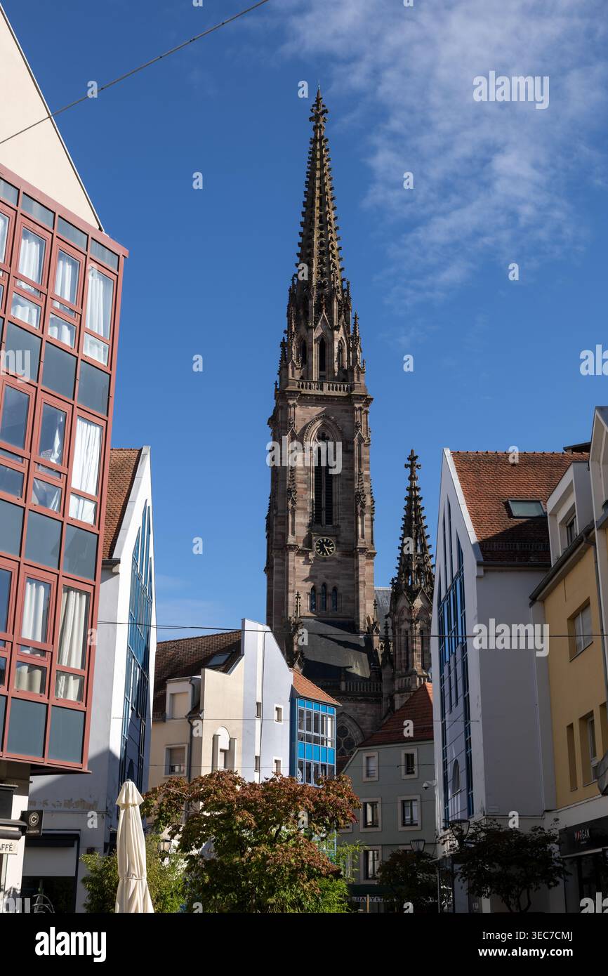 Tour néo-gothique du Temple Saint-Etienne (église protestante d'Étienne) dans la ville de Mulhouse, Alsace, France. Banque D'Images