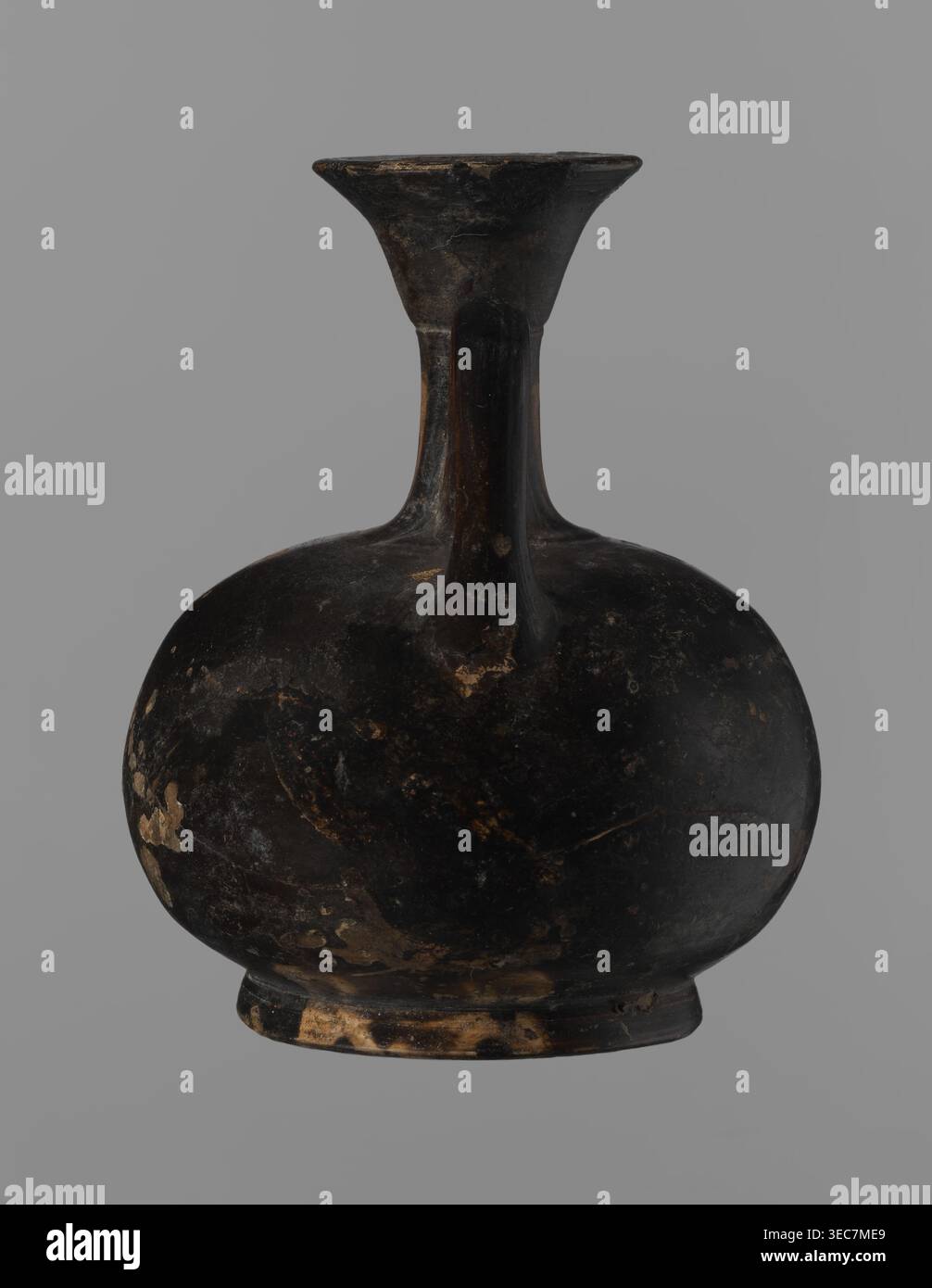 Aryballus lekythos, argile brun rougeâtre avec vernis noir, légèrement brillant, bien couvrant, également sur le dessous du pied et à l'intérieur des poignées. Pied bas en forme d'échinus, corps sphérique légèrement aplati ; col étroit bas avec un rebord en forme d'entonnoir avec une lèvre épaissie. Décoration du corps : oiseau dans le profil gauche avec bec relevé. Céramiques, poterie rouge ; poterie grecque, ancien vaisseau lekythos / aryballus. Italie du Sud, IVe siècle av. J.-C. 2e moitié du IVe siècle av. J.-C.. Hauteur 9,3 cm, largeur 7,6 cm., Un récipient arrondi foncé avec un col étroit et un bord évasé, montrant les zones usées et les taches où le Banque D'Images