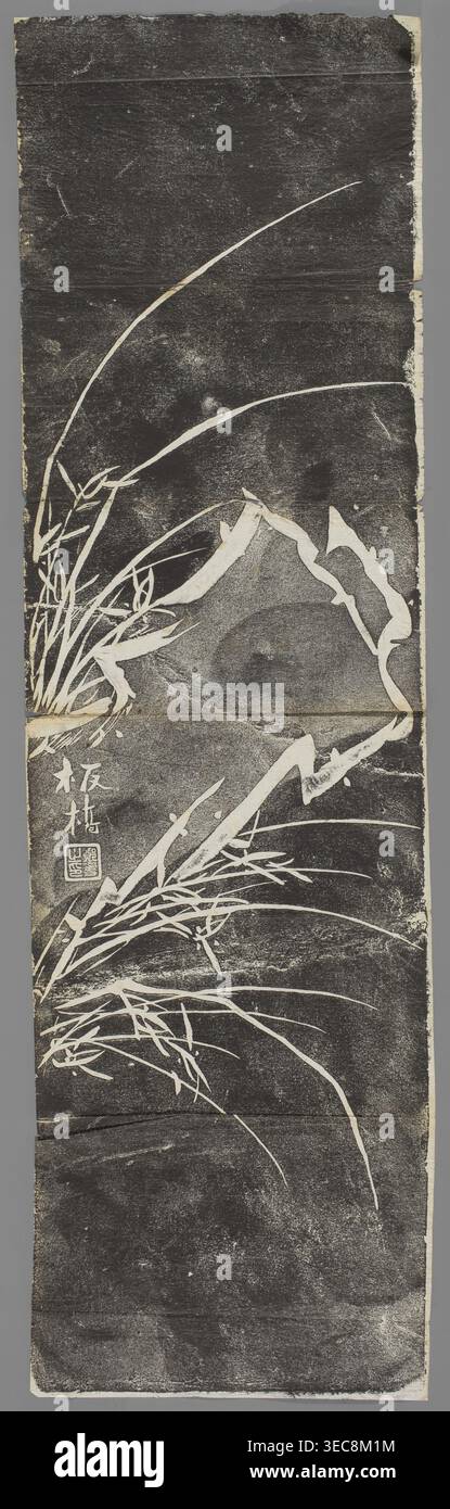 Motifs végétaux et inscriptions ; artiste graphique ; chinois ; herbe ; art chinois; inscriptions ; motifs végétaux ; début du XXe siècle, Chine ; impression graphique; hauteur 110,0 cm ; largeur 31,7 cm, Une image verticale haute et étroite avec un fond sombre texturé dans des tons de noir et de gris montrant des formes végétales calligraphiques blanches et de longues lignes courbes qui ressemblent à des brins d'herbe ou à des feuilles. Les formes blanches sont regroupées en quelques zones, formant des arcs rythmiques et des segments angulaires contre le fond sombre. Les bords du papier sont légèrement inégaux et de couleur plus claire, et il y a des plis visibles et Banque D'Images