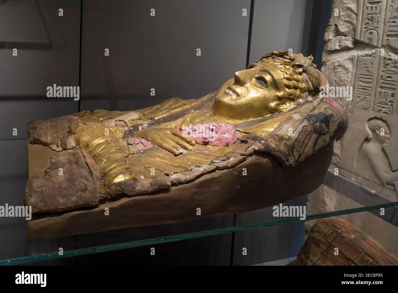 Un ancien étui de momie égyptien fait de cartonnage ou de couches de lin ou de papyrus recouvert de plâtre. De Hawara en Egypte et date de 25-100 EC. Banque D'Images