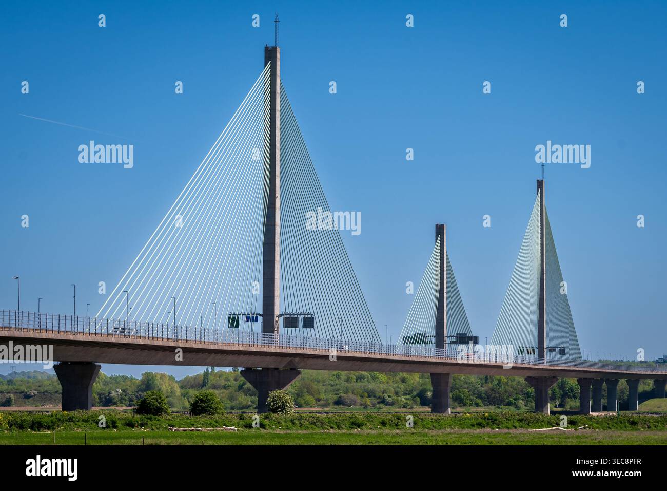 Le superbe pont Mersey Gateway se dresse haut, reliant Runcorn et Widnes. La lumière du soleil se reflète sur ses câbles, créant un spectacle enchanteur comme les voitures Banque D'Images
