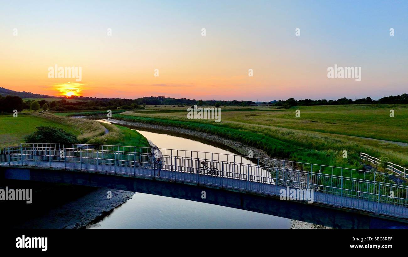 Vue aérienne par drone du pont sur la rivière Adur près d'Upper Beeding West Sussex au coucher du soleil Banque D'Images