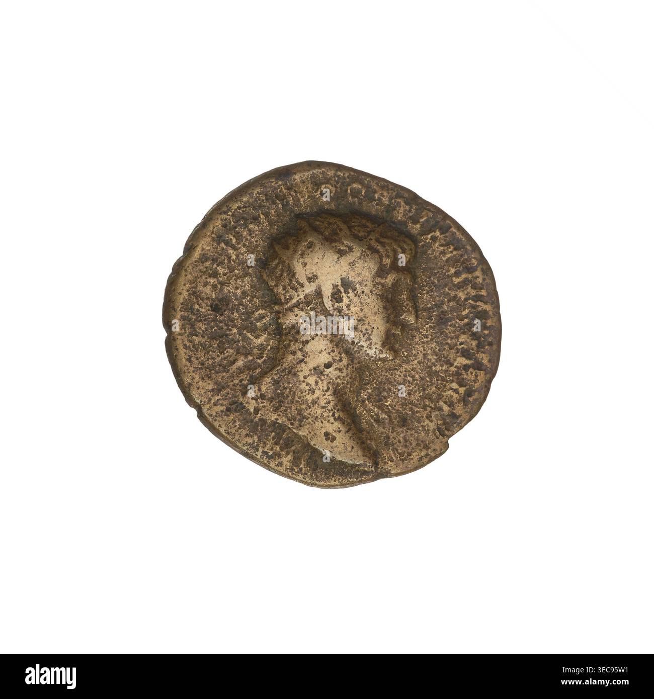 Semis, Trajan (53–117 ; empereur romain 98–117). Avers : tête de Trajan dans une couronne rayonnante tournée vers la droite ; inscription sur le bord illisible. Revers : lettres « SC » entourées d'une couronne de chêne ; inscription sur le bord illisible. Motif couronne de chêne et laurier. Pièce frappée à Rome mais envoyée à la circulation à l'est (principalement en Syrie) ; probablement pas frappée à Antioche car elle a un axe de 180° plutôt que 0°. Date : 112-117. Empire romain (27 av. J.-C.-476). Matériel : pièce de monnaie. Poids : 3,39 g., Une pièce ronde usée avec un bord inégal montrant un profil surélevé de la tête d'une personne dans le profil vers la droite ; la surface a des piqûres rugueuses Banque D'Images