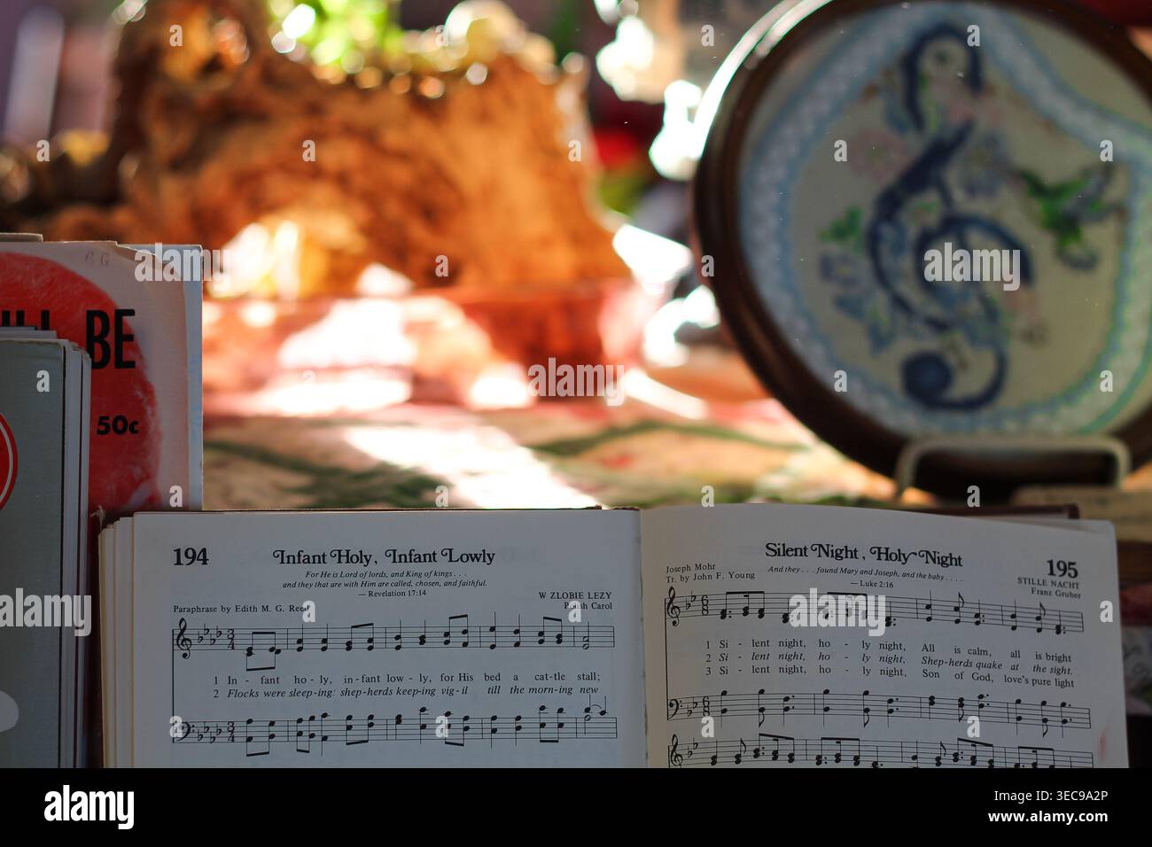 Livre d'hymne de Noël ouvert dans Un salon confortable Banque D'Images
