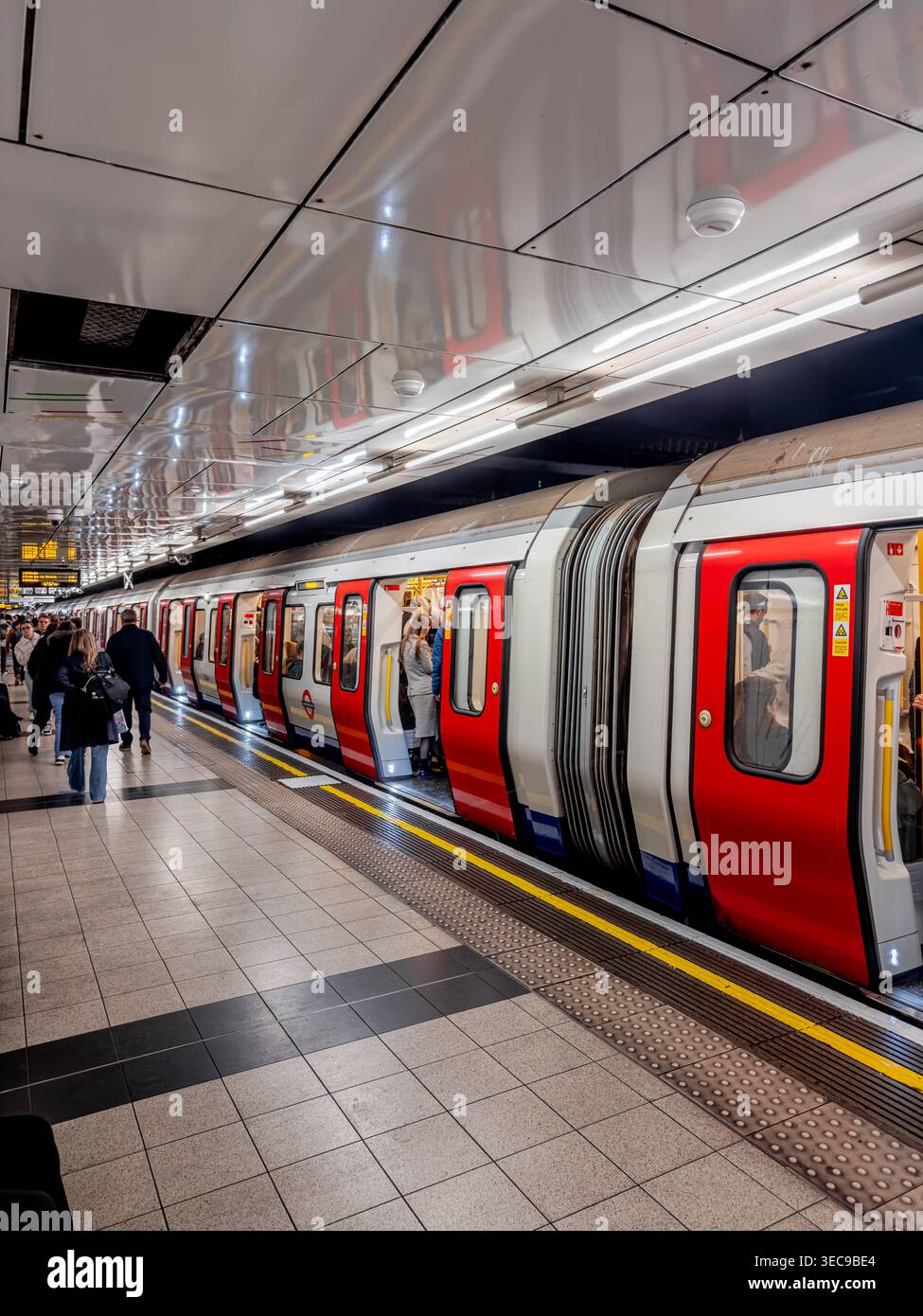 Un train de stock District Line S7 debout à la plate-forme à la station de métro Embankment avec ses portes ouvertes, Londres, Royaume-Uni Banque D'Images