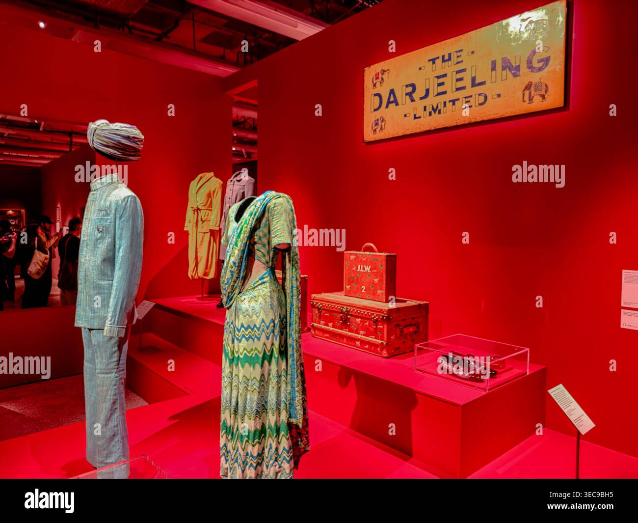 Costumes du film 'The Darjeeling Limited' exposés à l'exposition Wes Anderson au Design Museum de Londres Banque D'Images