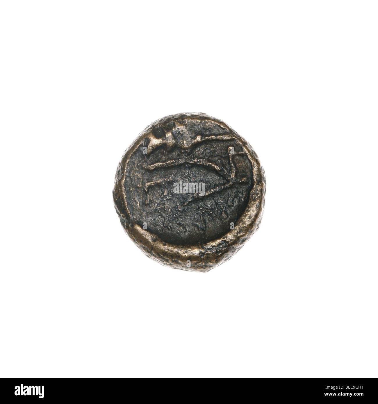 Pièce de bronze de Pantikapaion représentant une tête de taureau (aux trois quarts à droite) et, au revers, une charrue à gauche avec une épi de maïs au-dessus ; lettres sur les côtés et en haut. Iconographie : épis de maïs, tête de taureau, charrue. Fin du IIIe–première moitié du IIe siècle av. J.-C., Bosphore de Cimmère (Pantikapaion). Pièce de monnaie ; poids 1,83 g ; axe 90° ; dimensions 10,6 mm × 11,1 mm., petit objet métallique rond avec une surface texturée et irrégulière et des bords usés, montrant un centre gris foncé avec des zones de patine brunâtre-or autour du bord et sur des sections en relief, et quelques lignes en relief peu profondes et des indentations à travers Banque D'Images