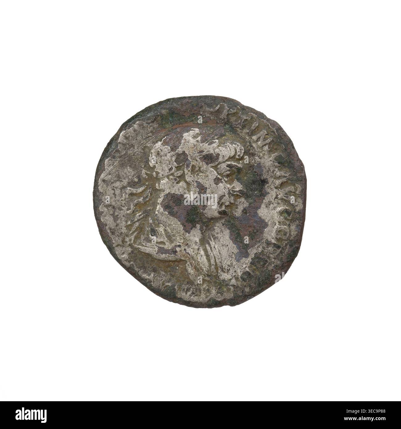 Denarius, Trajan (53–117 ; empereur romain 98–117) ; 112–117. Avers : tête de Trajan en couronne de laurier tournée vers la droite ; inscription sur le bord illisible. Revers : Virtus debout à droite, vêtue d'une tenue militaire, portant un casque, pied gauche sur un casque, tenant une lance verticalement dans sa main droite et un parazonium vers le haut dans sa main gauche ; inscription sur le bord. Rome ; Empire romain (27 av. J.-C.–476). Pièce de monnaie ; poids 2,51 g., Un objet métallique circulaire altéré avec un bord irrégulier montrant le relief usé d'un profil humain tourné vers la droite ; la surface affiche des taches d'argent grisâtre, brun foncé, corrosion verdâtre, et des zones Banque D'Images