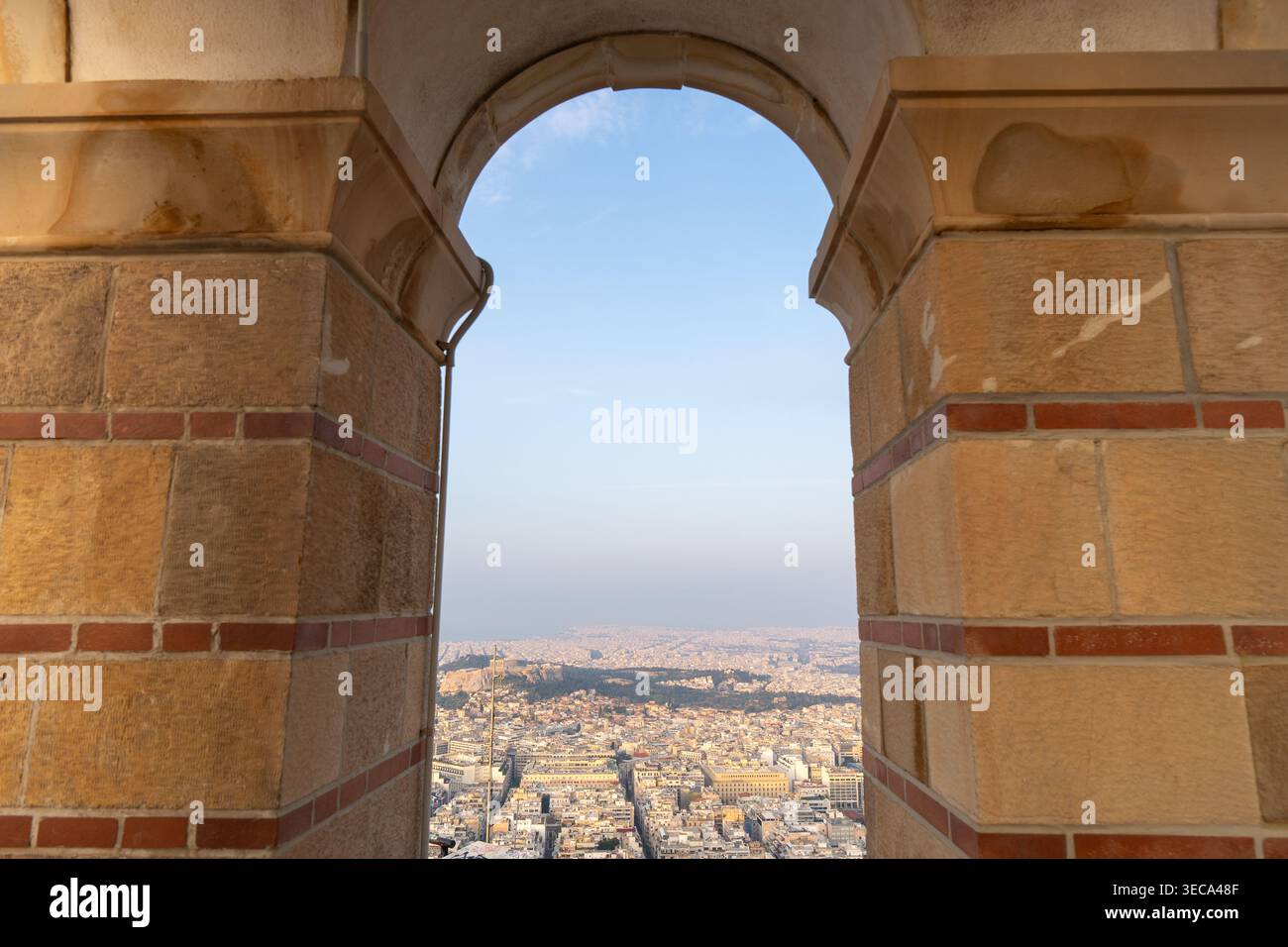 Une vue rapprochée du beffroi de pierre de la chapelle d'Agios Georgios sur la colline Lycabette à Athènes. Banque D'Images