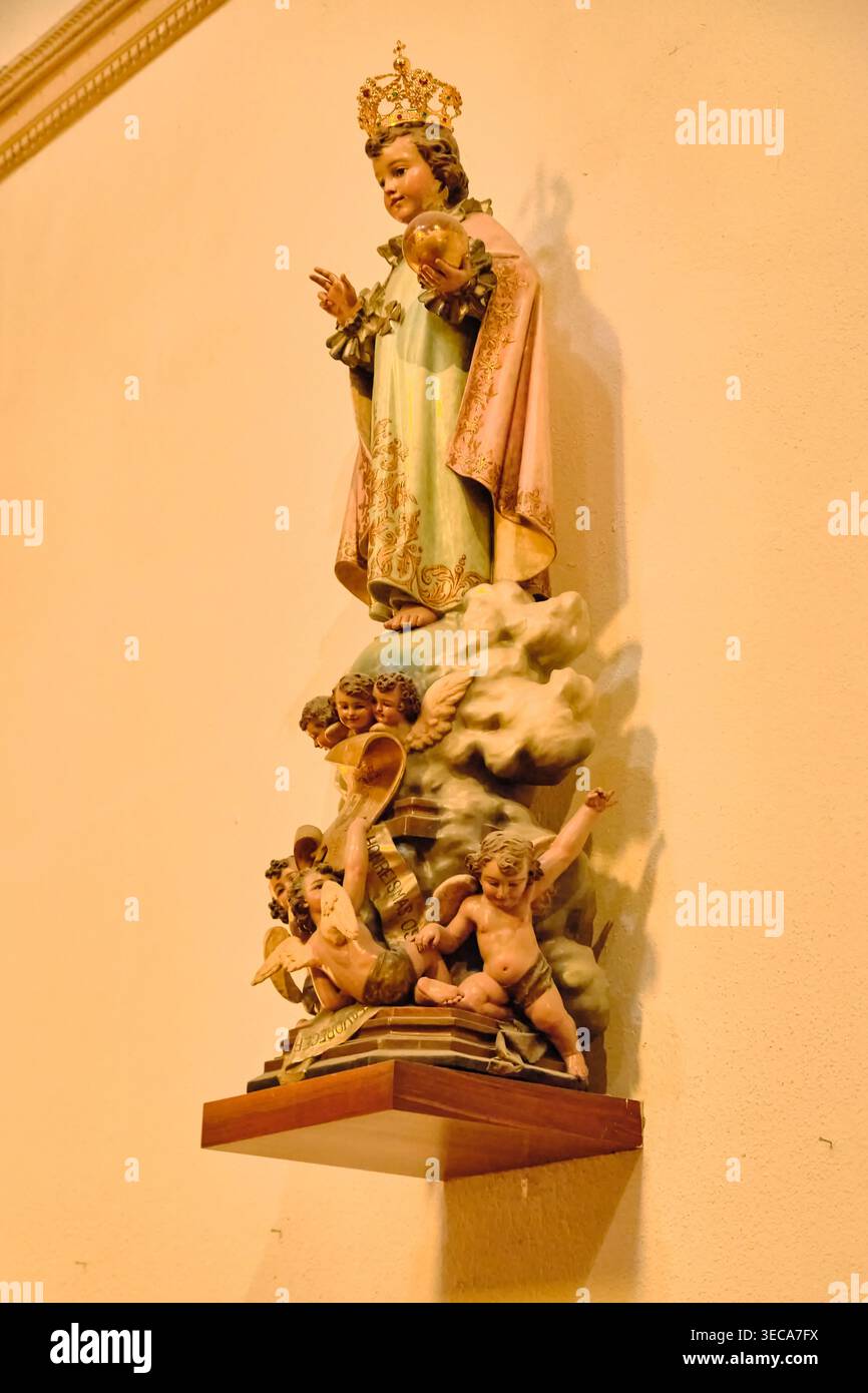 Art religieux et iconographie chrétienne : statue de Jésus enfant de Prague avec couronne et chérubins à Salamanque, Espagne Banque D'Images