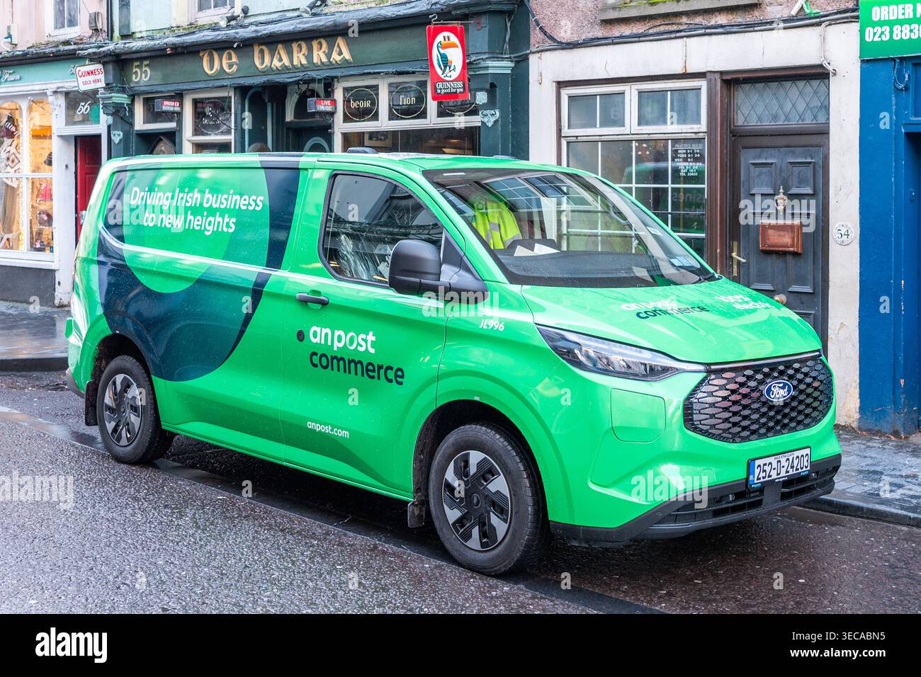Une camionnette de livraison postée stationnée à Clonakilty, West Cork, Irlande. Banque D'Images