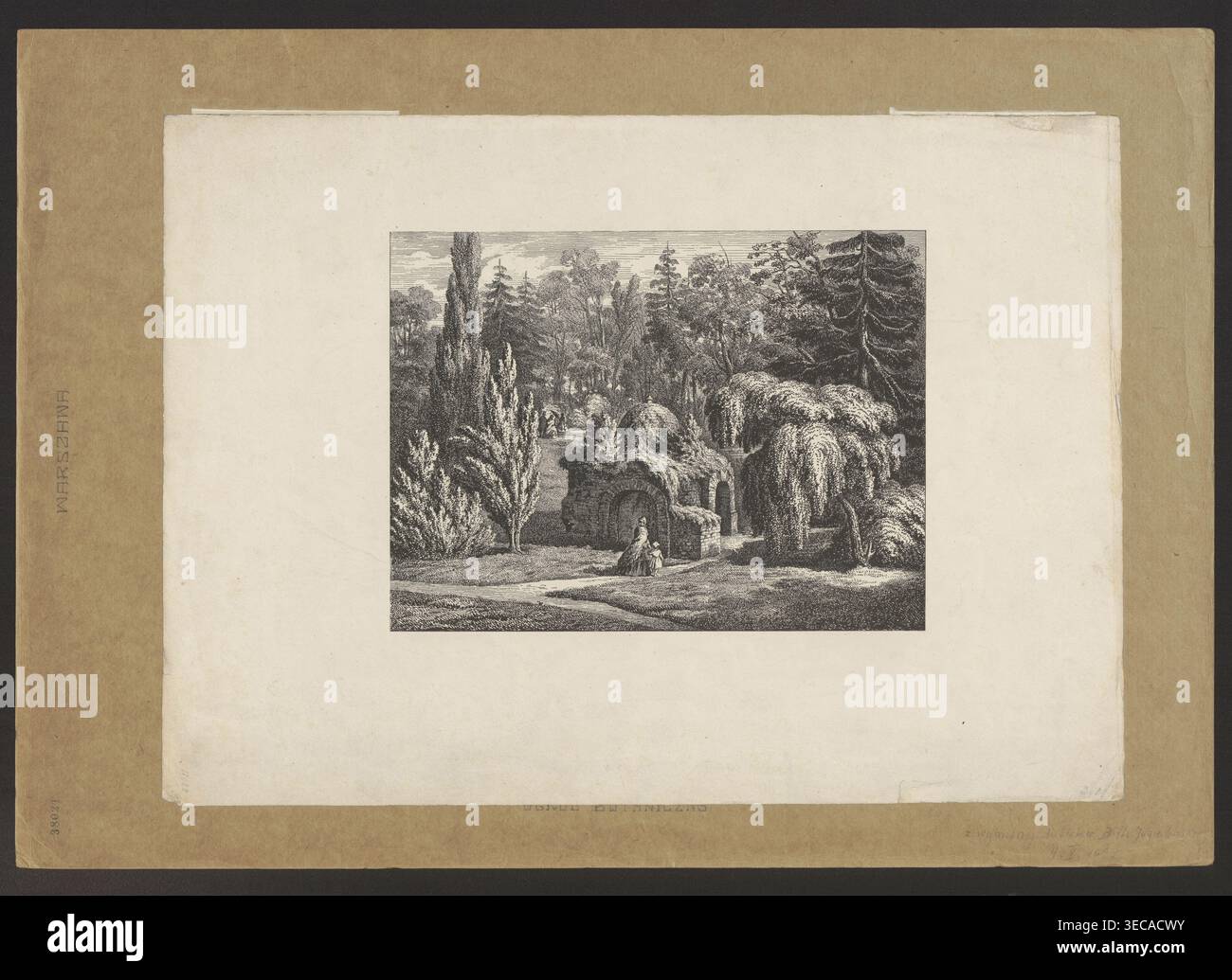 Jardin botanique de Varsovie. Chapelle à l'emplacement de la pierre angulaire pour la construction du Temple de la Divine Providence, graphiste, 1861 (datant plus tôt de 1840), graphique, hauteur 16,7 cm, largeur 22,3 cm., Un montage rectangulaire de teinte sépia entoure une feuille blanche centrale avec une scène de paysage gravée en noir et blanc détaillée. La scène gravée montre un groupe d'arcades en pierre partiellement couvertes par un feuillage dense et une croissance semblable à la vigne, avec quelques arbres à proximité, y compris des arbres hauts et minces et des arbres plus pleurants avec des branches tombantes. Devant les arches une personne en vêtements d'époque se tient près Banque D'Images