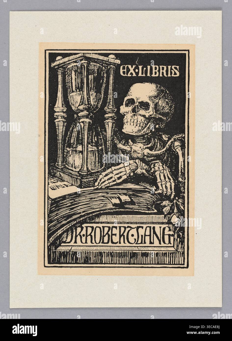 Ex libris Dr Robert Lang ; Dammköhler, Philipp (1871-1924), graphiste ; Witke-Jeżewski, Dominik (1862-1944) — bibliothèque. Représente sablier, livres, horloges, squelettes, allégories, fleurs, mort, roses, os, crânes — vanitas (allégorie), temps (allégorie). Bibliothèque allemande allégorique-symbolique, vers 1900. Impression graphique ; hauteur 9,0 cm, largeur 6,0 cm., Une image imprimée rectangulaire encadrée par une bordure beige pâle montre une illustration à l'encre foncée d'un squelette assis derrière un grand sablier et appuyé sur une surface courbe qui ressemble à un livre ; le squelette est détaillé avec un crâne, une mâchoire, Banque D'Images
