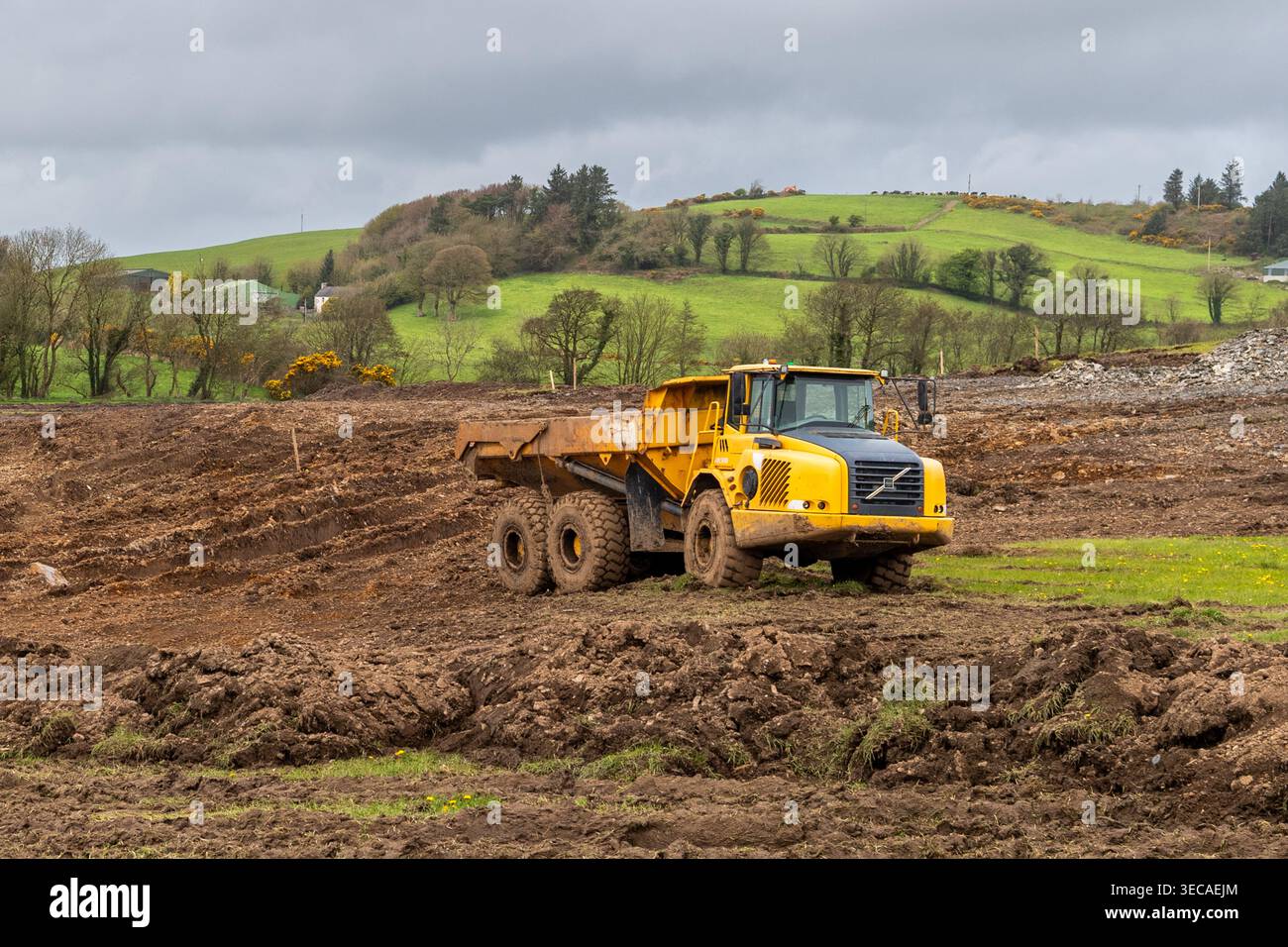 Tombereau articulé Volvo sur un site à West Cork, Irlande. Banque D'Images