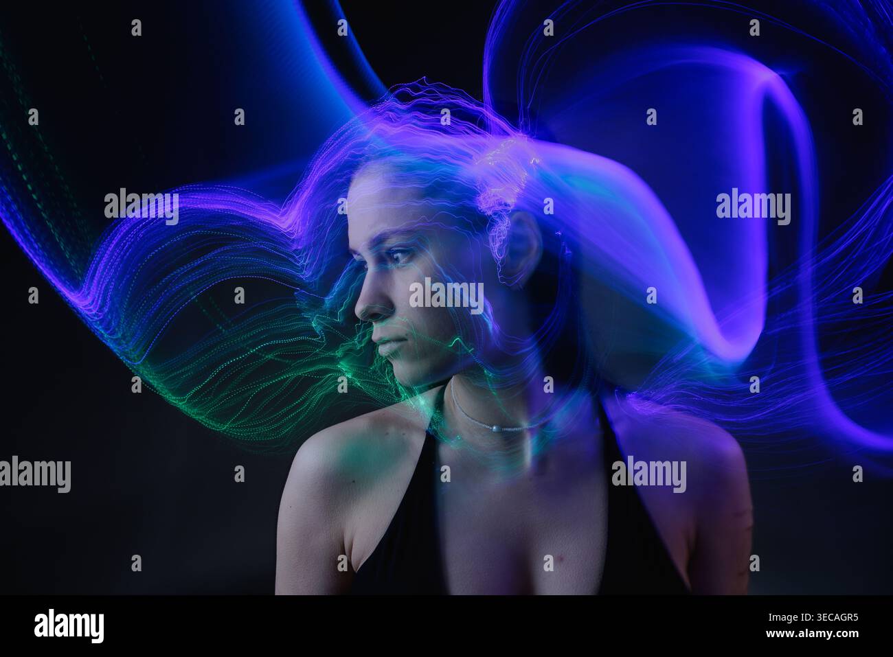 Portrait abstrait avec des ondes violettes et vertes symbolisant l’intelligence artificielle, les flux de données et le traitement mental. Banque D'Images