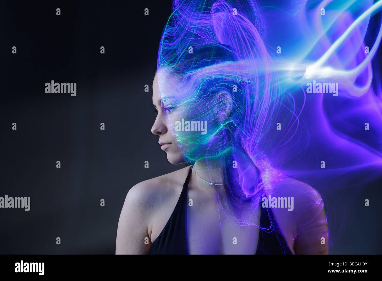 Portrait féminin avec ondes de lumière verte visualisant l'intelligence artificielle, les réseaux neuronaux et l'activité cérébrale. Banque D'Images