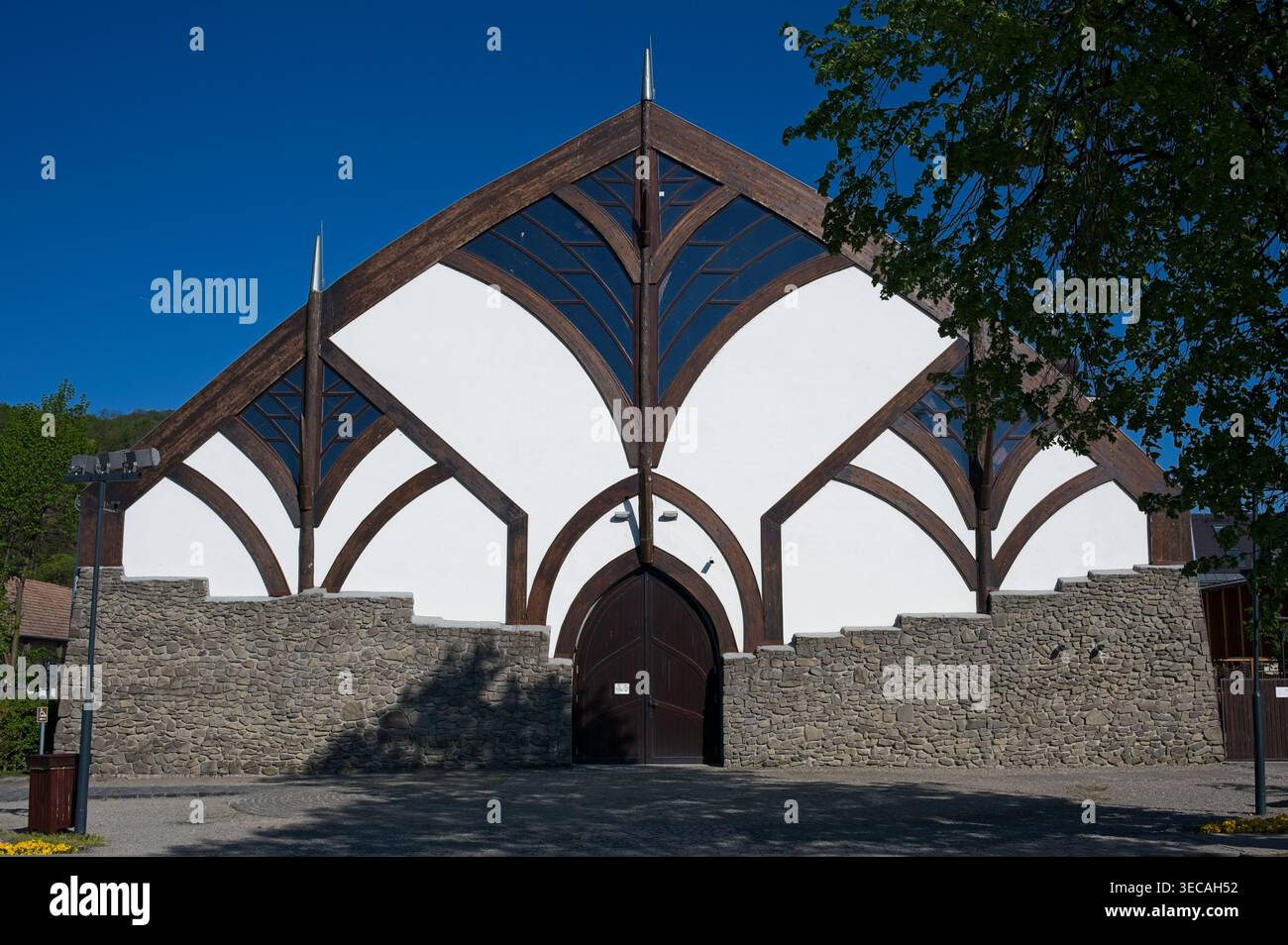 Visegrad, Hongrie - 18 avril 2026 : vue panoramique sur la salle de sport locale, un bâtiment organique avec façade en bois et pierre dans le style d'Imre Makovecz. Banque D'Images