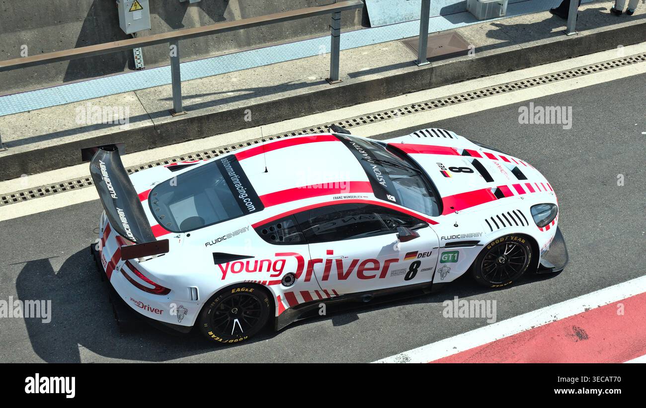 L’Aston Martin DBR9 #8 de Frank Wunderlich traverse la voie des stands avant la sortie des stands lors de l’événement SRO GT 30th Anniversary à Spa. Banque D'Images