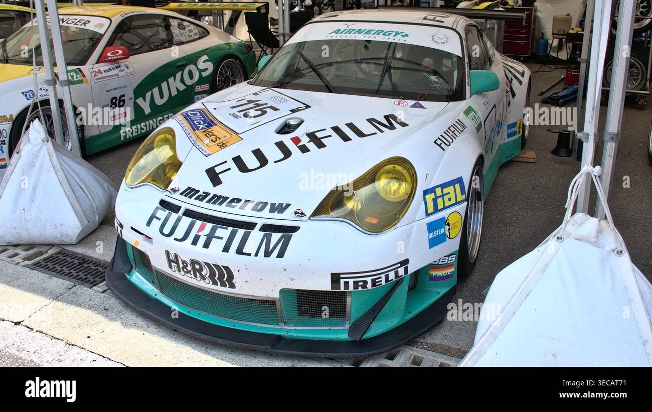 La Porsche 996 GT3-RSR #30 de Marc Devis se trouve sous une tente d’équipe de paddock devant la sortie du garage lors de l’événement du 30e anniversaire de la SRO GT à Spa. Banque D'Images