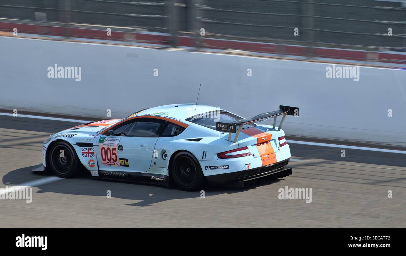 L’Aston Martin DBR9 #5 de Stuart Hall roule sur la piste avant le virage de l’eau Rouge lors du 30e anniversaire de la SRO GT à Spa-Francorchamps. Banque D'Images