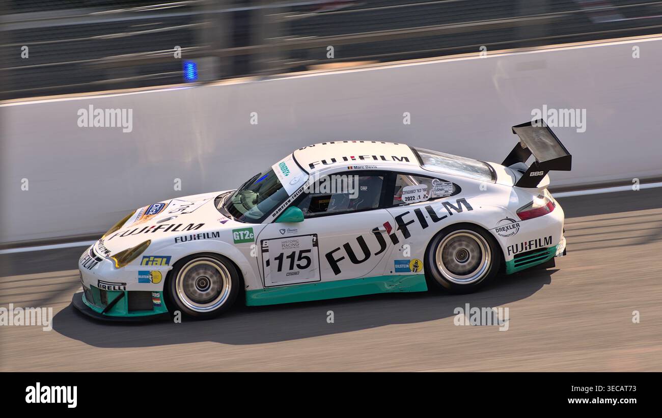 La Porsche 996 GT3-RSR #30 de Marc Devis roule en piste avant le virage de l’eau Rouge lors du 30e anniversaire de la SRO GT à Spa-Francorchamps. Banque D'Images
