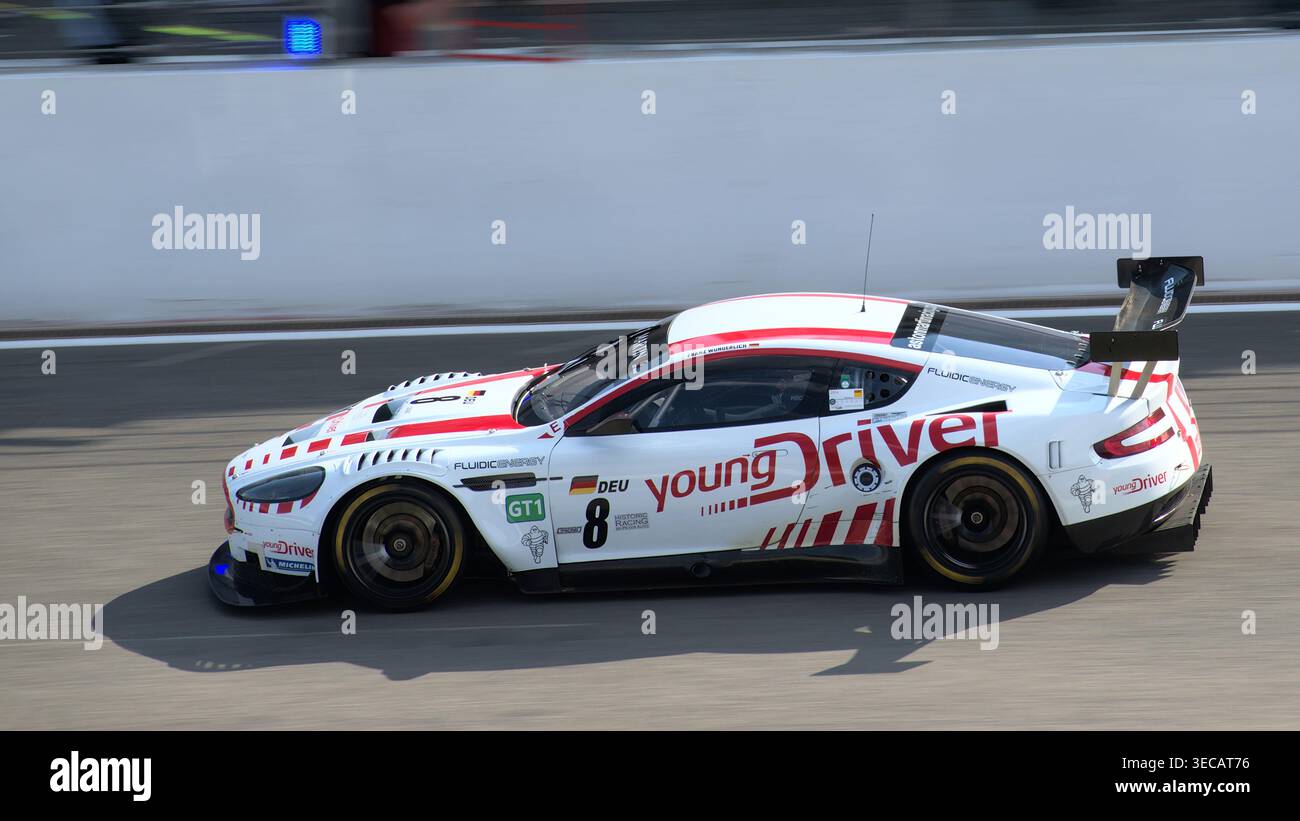 L’Aston Martin DBR9 #8 de Frank Wunderlich roule sur la piste avant le virage de l’eau Rouge lors du 30e anniversaire de la SRO GT à Spa-Francorchamps. Banque D'Images