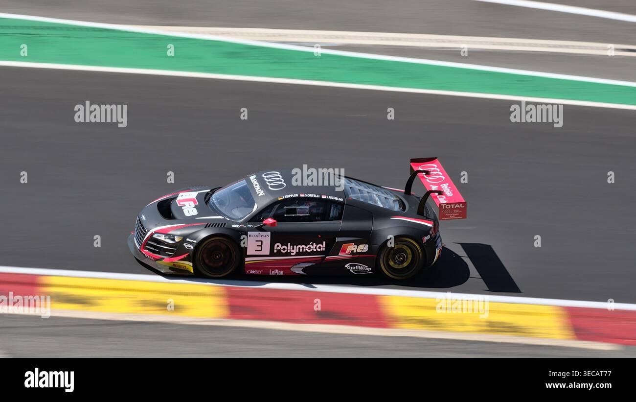 L’Audi R8 LMS Ultra #3 de Stéphane Ortelli avance sur la piste devant l’écusson de Raidillon lors du 30e anniversaire de la SRO GT à Spa-Francorchamps. Banque D'Images