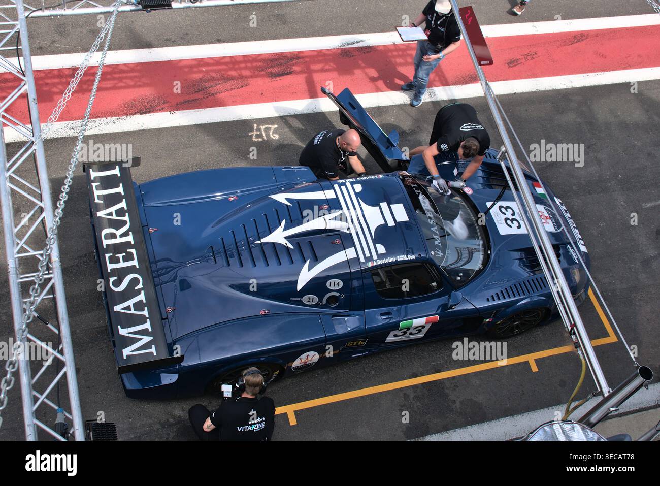 La Maserati MC12 GT1 #33 est vue de dessus lors d'un arrêt aux stands devant la sortie de la voie des stands lors de l'événement SRO GT 30th Anniversary à Spa. Banque D'Images